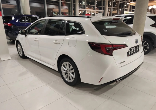 Toyota Corolla cena 120600 przebieg: 5, rok produkcji 2023 z Poznań małe 92